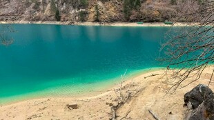 蓝绿色湖边美景