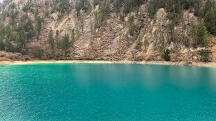 碧绿湖水与山间美景