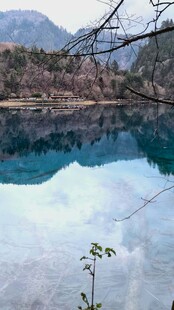 静谧湖水映山峦美景