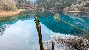 美丽蓝湖风光