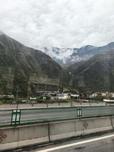 公路边的壮丽山景