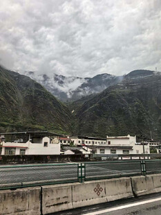 雪山下的城镇景象