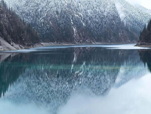雪山下的静谧湖水