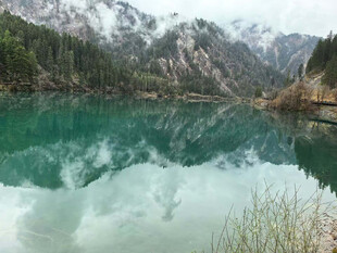 山间碧绿湖水与雪山倒影