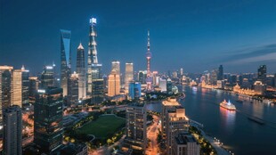 夜幕天际东方明珠黄浦游船建筑