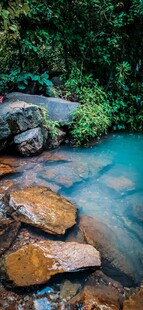 山间清澈溪流与多彩石块