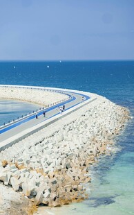 海边蜿蜒公路与碧蓝海水