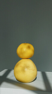 两个叠放的黄色圆润水果