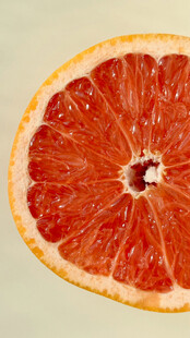 切开的红葡萄柚