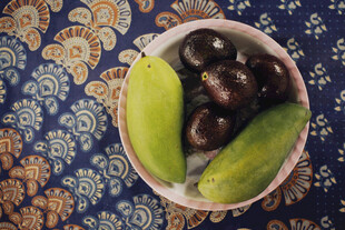 碗中青瓜与黑橄榄