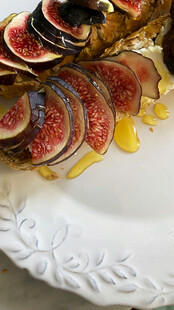 精致摆盘的切片无花果