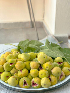 一盘新鲜无花果带绿叶