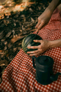 手捧茶具的惬意户外时光