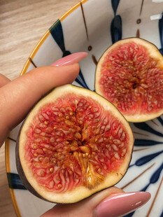 手捧切开的新鲜无花果