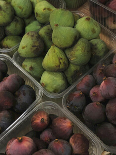 新鲜多样无花果待售