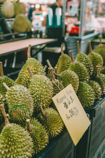 新鲜榴莲摆放在摊位上