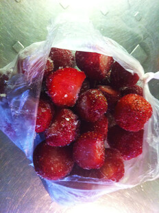 袋装新鲜诱人的红草莓