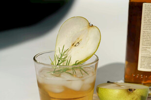 梨片迷迭香鸡尾酒
