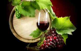 木桶旁的葡萄与红酒