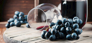 木桌上的葡萄与红酒杯