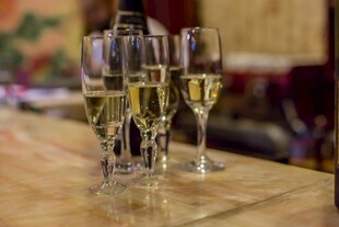 桌上的香槟酒杯