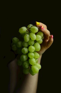 手捧鲜绿葡萄的美妙画面