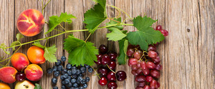 多彩新鲜水果摆放在木桌上