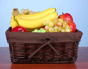 果篮中的多样新鲜水果