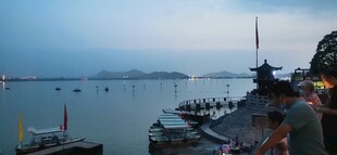 海滨暮色中的船只与建筑