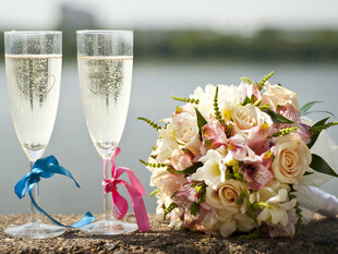 浪漫婚礼香槟与鲜花组合