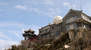 山顶古建筑群景观