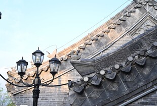 古建屋檐与复古路灯