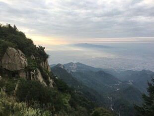 山间云海日出壮丽景观