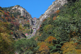 秋日山间瀑布美景