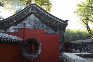 中式红墙古建筑一角