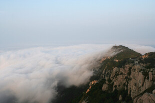 云海中的巍峨山峰