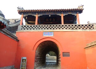 红墙古建拱门景观