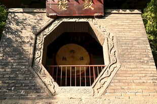 古墙八角窗内的神秘物件