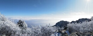 雪覆山峦壮丽冬日景观