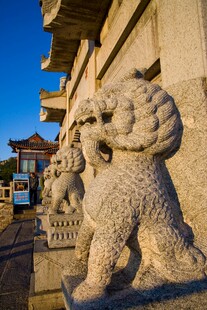 古老石狮子守护中式建筑