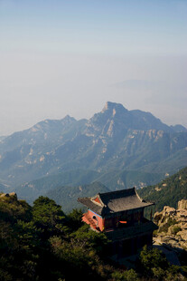 山巅古建映秀色