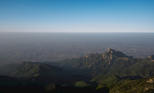山峦云海壮丽风光