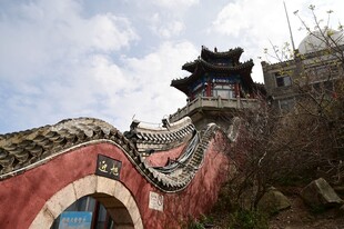 古建红墙与楼阁美景