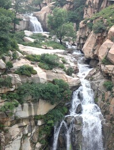 山间瀑布美景