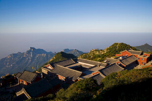 山巅古建美景