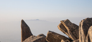 海边嶙峋礁石景观