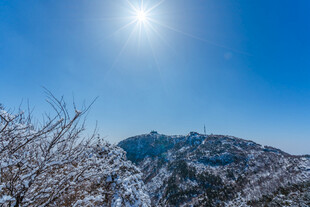 雪后山峦迎暖阳