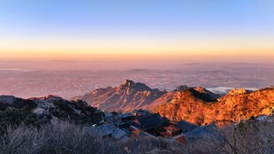 日出时分的壮丽山峦景色