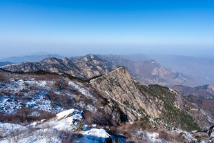 雪覆山峦壮丽风景