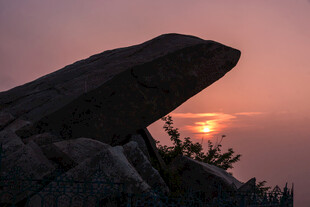 夕阳下的奇特岩石景观